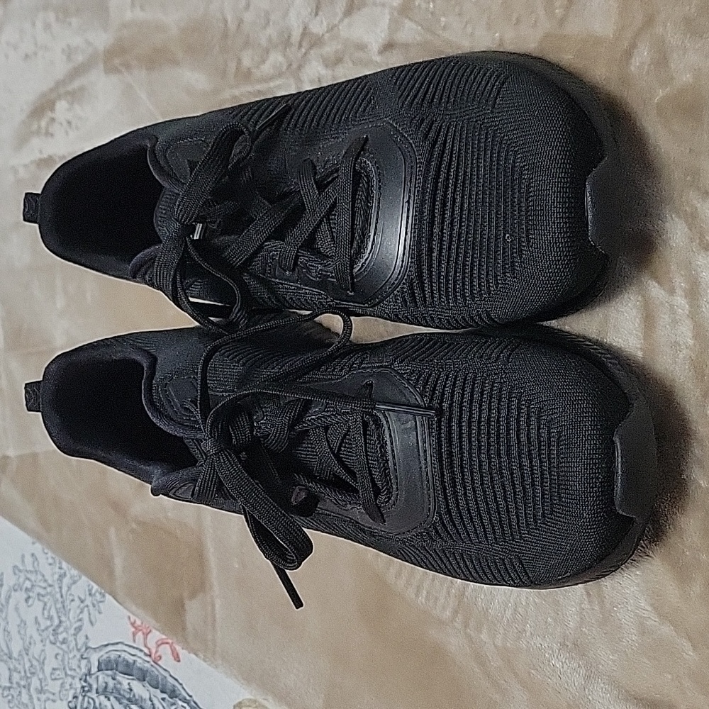 Sketcher Bob's memory foam size 8.5 wide.. black